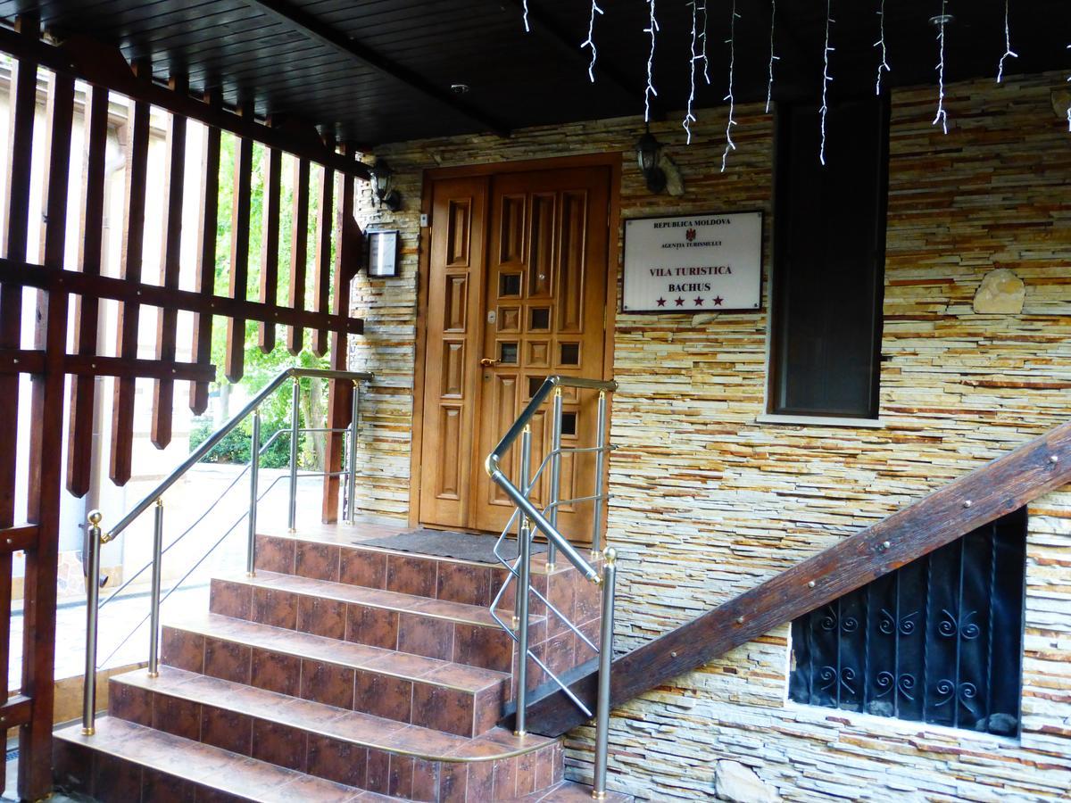 Hotel Bachus Chisinau Bagian luar foto