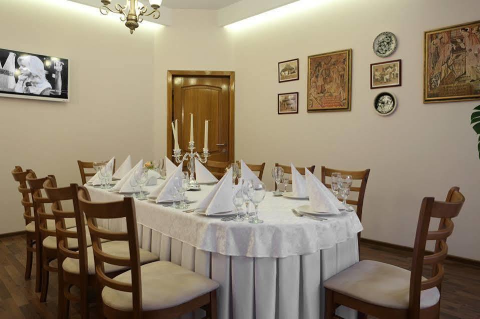 Hotel Bachus Chisinau Bagian luar foto